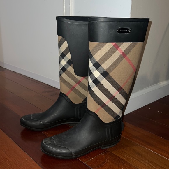 100% authentic Burberry boots size 38 fits a size 7.5 - Picture 1 of 5